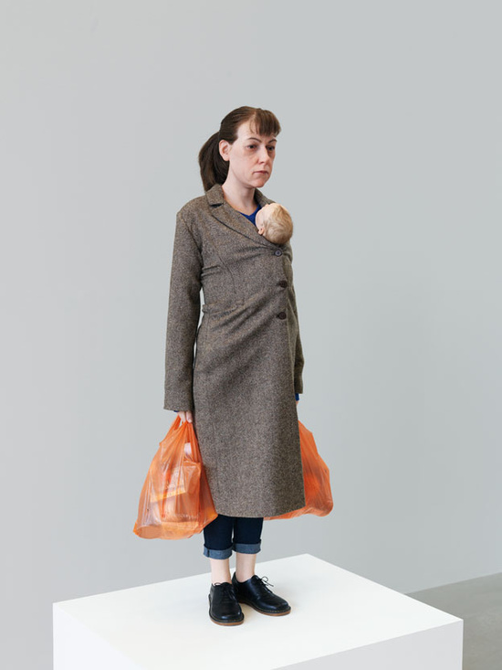 mueck_2013_woman-with-shopping_0123-494DwK
